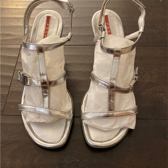 Bought but never worn beautiful
Prada Silver Leather kitten heels Size
38 1/2 - Picture 2 of 13